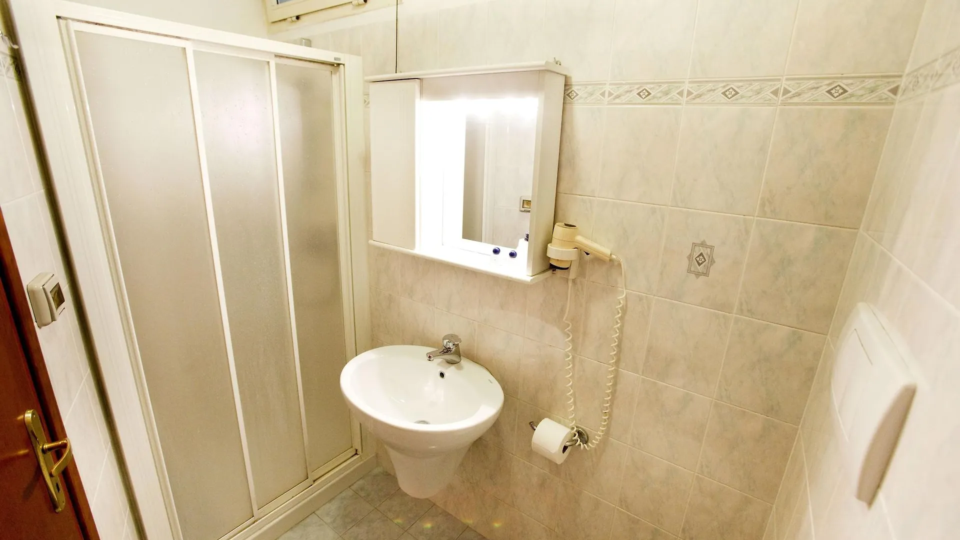 Hotel Adriatic Roma 2*,  Italia