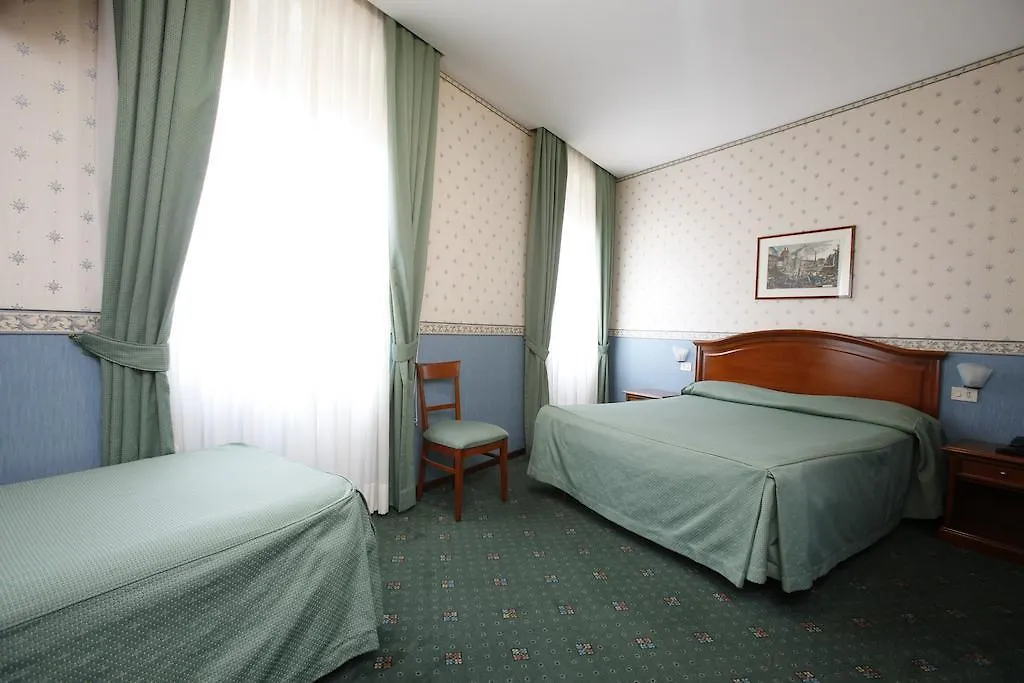 רומא Hotel Adriatic 2*,